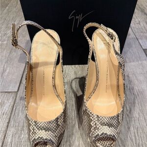 🤍🤎NEW🤍🤎 Giuseppe Zanotti Women's Snakeskin Peep Toe Heels - Tan